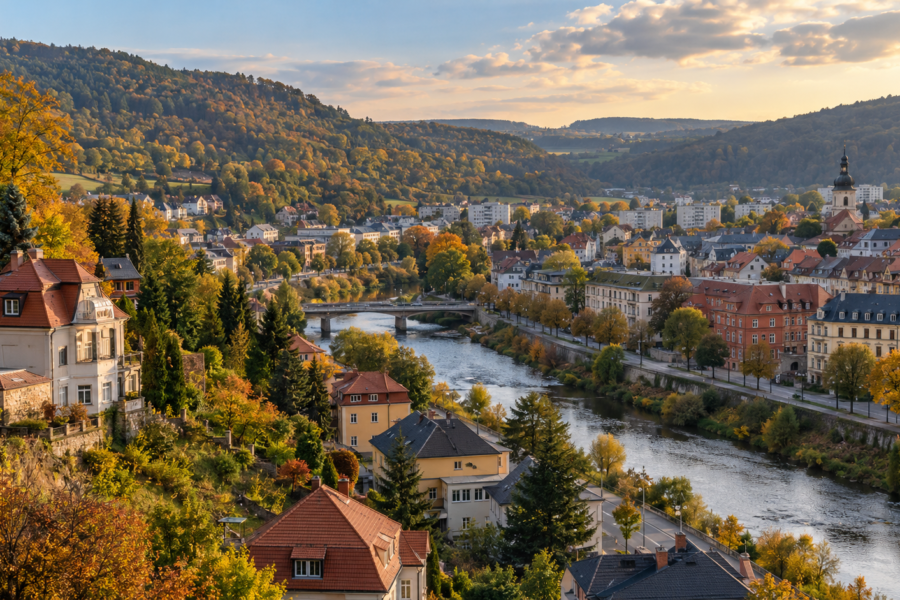 Symbolbild: Blick auf eine Stadt im grünen Tal