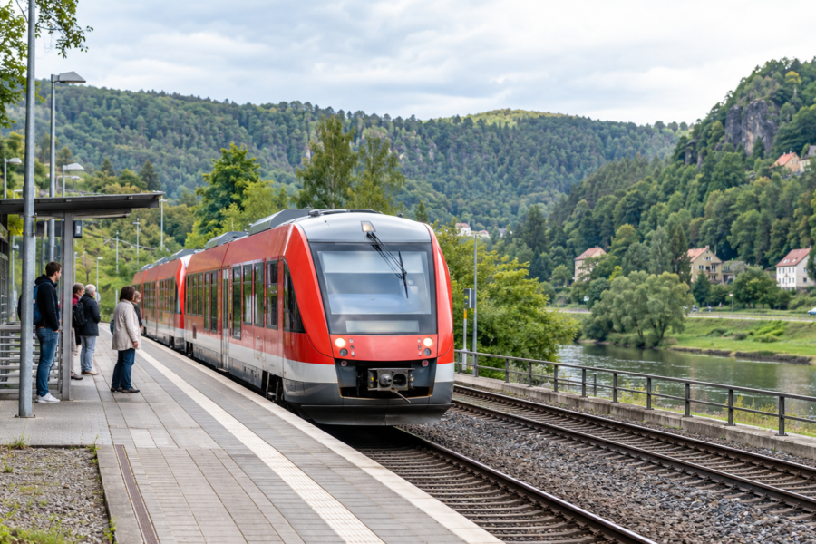 Symbolbild: Regionalzug an einem Bahnhof im Weißeritztal
